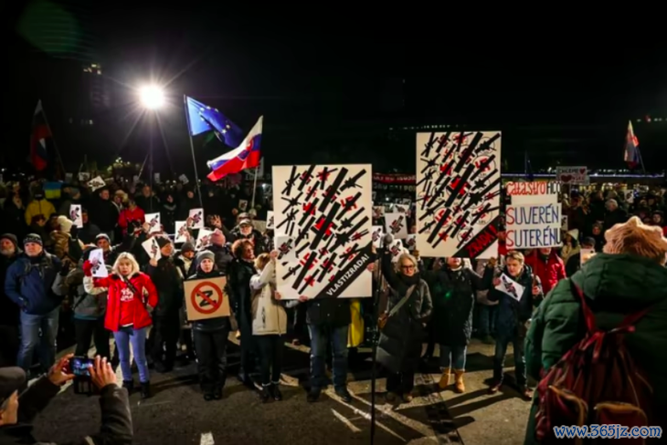 Hàng ngàn người biểu tình ở Slovakia， đòi Thủ tướng Fico 'hãy tới Nga cho đất nước bình yên' - Ảnh 1.