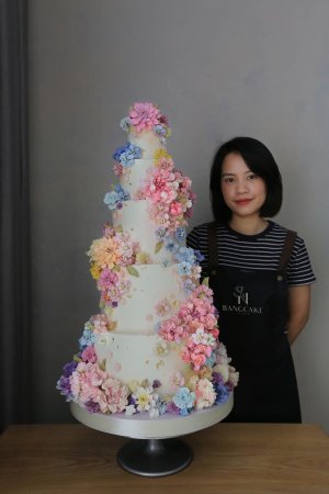 Bỏ việc văn phòng, cô gái làm bánh tinh xảo trị giá hàng chục triệu đồng